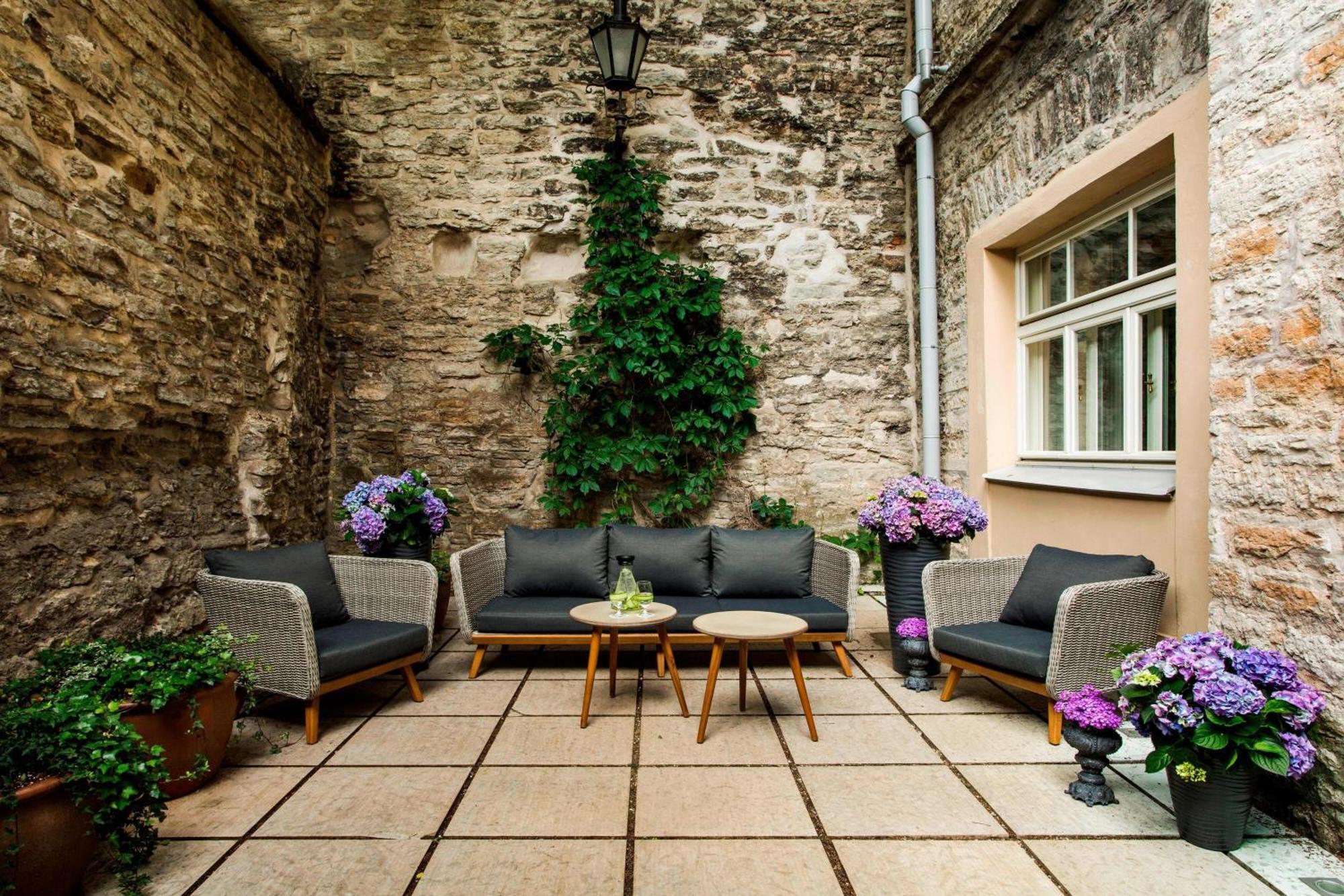 Hotel Telegraaf, Autograph Collection Tallinn Luaran gambar The courtyard of the hotel