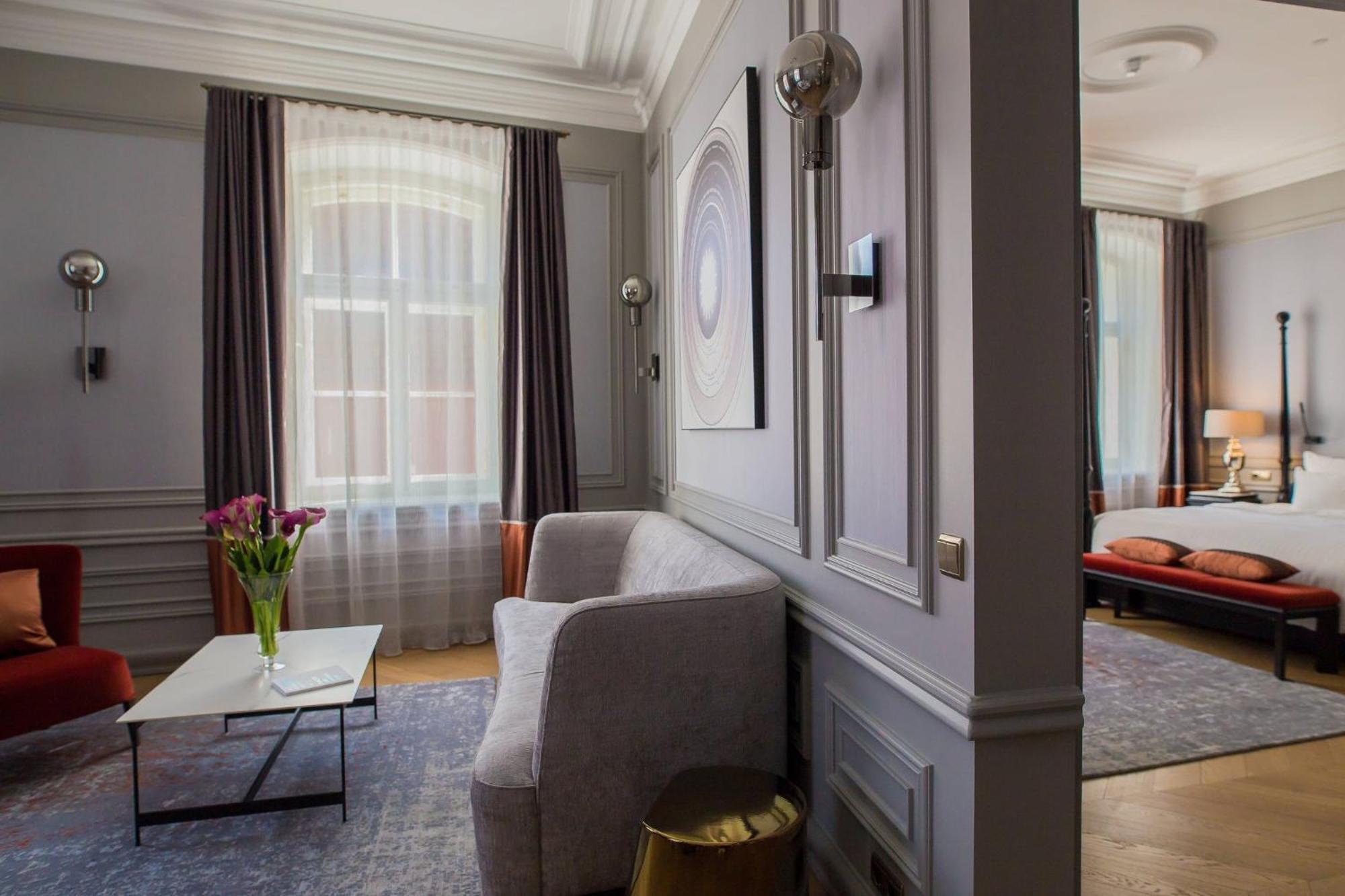 Hotel Telegraaf, Autograph Collection Tallinn Luaran gambar A suite at the Hotel de Crillon