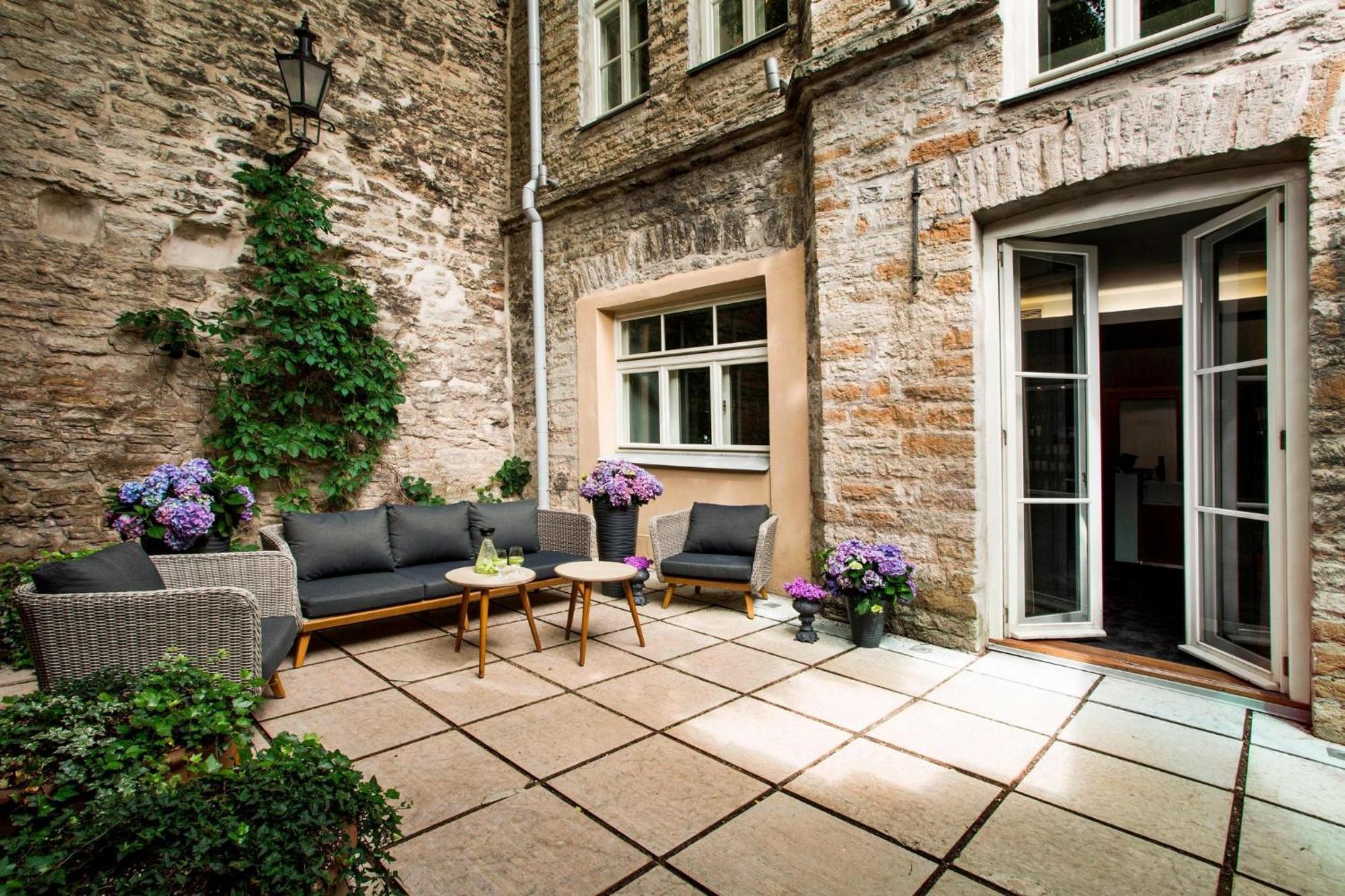 Hotel Telegraaf, Autograph Collection Tallinn Luaran gambar The courtyard of the hotel