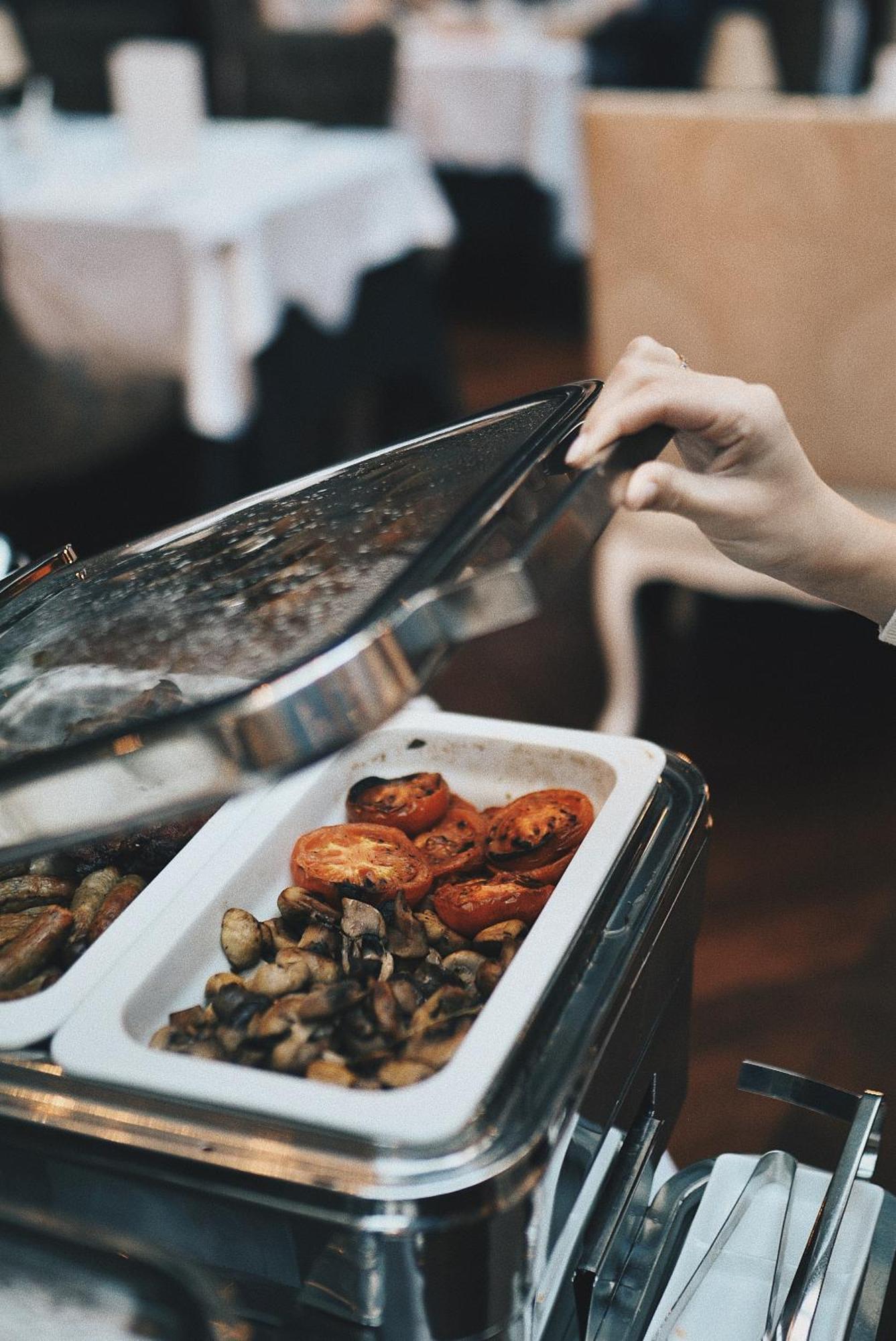 Hotel Telegraaf, Autograph Collection Tallinn Luaran gambar A chafing dish